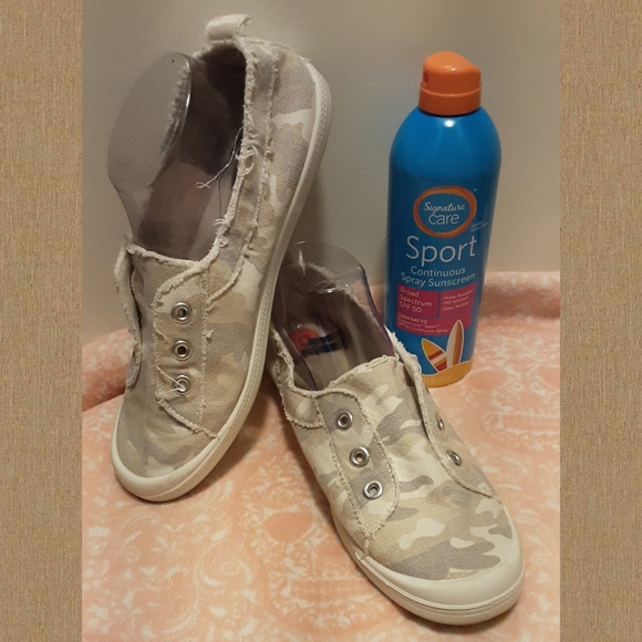 Tommy Bahama Shoes - Tommy Bahama distressed came slip-ons - EUC